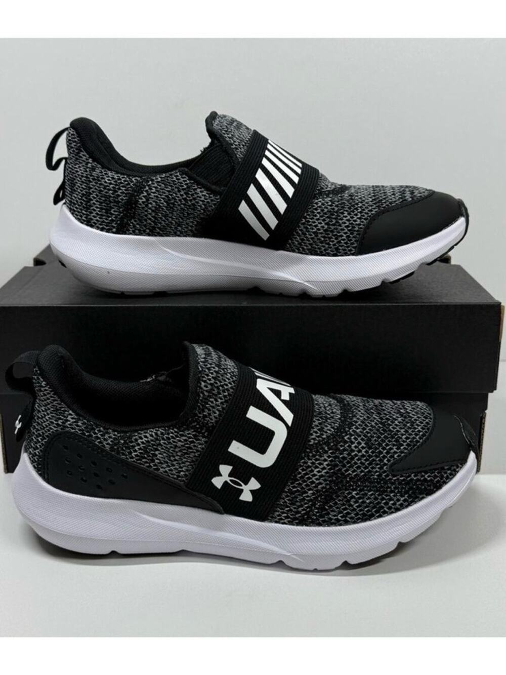 NIB • Under Armour Surge 3 Slip Size: 5Y